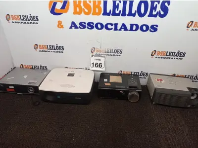 LOTE 166 - 04 PROJETORES MULTIMIDIA MARCAS E MODELOS DIVERSOS. (NO ESTADO) ATENÇÃO! FAZER A VISITAÇÃO ANTES DE ARREMATAR, NÃO SABEMOS SE FUNCIONA. LEILÃO NÃO TEM GARANTIA E NEM DEVOLUÇÃO, SUJEITO A POSSÍVEIS AVARIAS VISÍVEIS/OCULTAS E/OU AUSÊNCIA DE COMPONENTES.