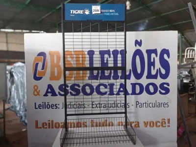 LOTE 209 - 01 EXPOSITOR DE FERRO. (NO ESTADO) ATENÇÃO! FAZER A VISITAÇÃO ANTES DE ARREMATAR, NÃO SABEMOS SE FUNCIONA. LEILÃO NÃO TEM GARANTIA E NEM DEVOLUÇÃO, SUJEITO A POSSÍVEIS AVARIAS VISÍVEIS/OCULTAS E/OU AUSÊNCIA DE COMPONENTES.