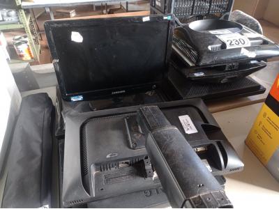 LOTE 230 - 09 MONITORES LCD MARCAS E MODELOS DIVERSOS. (NO ESTADO) ATENÇÃO! FAZER A VISITAÇÃO ANTES DE ARREMATAR, NÃO SABEMOS SE FUNCIONA. LEILÃO NÃO TEM GARANTIA E NEM DEVOLUÇÃO, SUJEITO A POSSÍVEIS AVARIAS VISÍVEIS/OCULTAS E/OU AUSÊNCIA DE COMPONENTES.