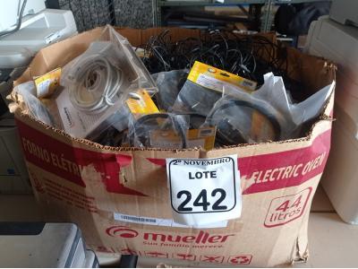 LOTE 242 - 01 CAIXA C/GRANDE QUANTIDADE DE CABOS E FONTES. (NO ESTADO) ATENÇÃO! FAZER A VISITAÇÃO ANTES DE ARREMATAR, NÃO SABEMOS SE FUNCIONA. LEILÃO NÃO TEM GARANTIA E NEM DEVOLUÇÃO, SUJEITO A POSSÍVEIS AVARIAS VISÍVEIS/OCULTAS E/OU AUSÊNCIA DE COMPONENTES.