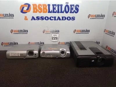LOTE 229 - 03 PROJETORES MARCAS E MODELOS DIVERSOS P/RETIRADA DE PEÇAS. (NO ESTADO) ATENÇÃO! FAZER A VISITAÇÃO ANTES DE ARREMATAR, NÃO SABEMOS SE FUNCIONA. LEILÃO NÃO TEM GARANTIA E NEM DEVOLUÇÃO, SUJEITO A POSSÍVEIS AVARIAS VISÍVEIS/OCULTAS E/OU AUSÊNCIA DE COMPONENTES.