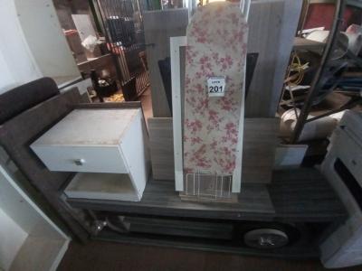 LOTE 201 - 01 RACK, 01 TÁBUA DE PASSAR E PEÇAS P/MÓVEIS DIVERSAS. (NO ESTADO) ATENÇÃO! FAZER A VISITAÇÃO ANTES DE ARREMATAR, NÃO SABEMOS SE FUNCIONA. LEILÃO NÃO TEM GARANTIA E NEM DEVOLUÇÃO, SUJEITO A POSSÍVEIS AVARIAS VISÍVEIS/OCULTAS E/OU AUSÊNCIA DE COMPONENTES.