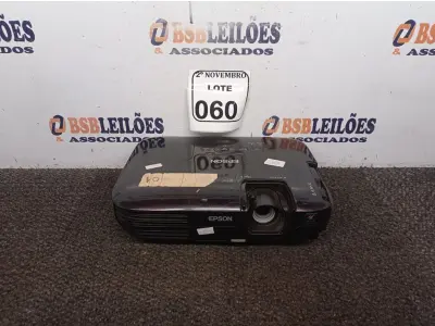 LOTE 060 - 01 PROJETOR MULTIMÍDIA MARCA EPSON. (NO ESTADO) ATENÇÃO! FAZER A VISITAÇÃO ANTES DE ARREMATAR, NÃO SABEMOS SE FUNCIONA. LEILÃO NÃO TEM GARANTIA E NEM DEVOLUÇÃO, SUJEITO A POSSÍVEIS AVARIAS VISÍVEIS/OCULTAS E/OU AUSÊNCIA DE COMPONENTES.