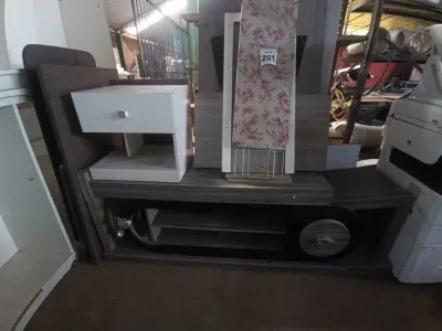 LOTE 201 - 01 RACK, 01 TÁBUA DE PASSAR E PEÇAS P/MÓVEIS DIVERSAS. (NO ESTADO) ATENÇÃO! FAZER A VISITAÇÃO ANTES DE ARREMATAR, NÃO SABEMOS SE FUNCIONA. LEILÃO NÃO TEM GARANTIA E NEM DEVOLUÇÃO, SUJEITO A POSSÍVEIS AVARIAS VISÍVEIS/OCULTAS E/OU AUSÊNCIA DE COMPONENTES.