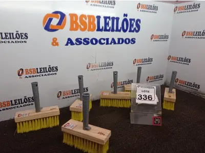 LOTE 336 - 06 ESCOVAS BROXA MARCA MAX(NOVO). (NO ESTADO) ATENÇÃO! FAZER A VISITAÇÃO ANTES DE ARREMATAR, NÃO SABEMOS SE FUNCIONA. LEILÃO NÃO TEM GARANTIA E NEM DEVOLUÇÃO, SUJEITO A POSSÍVEIS AVARIAS VISÍVEIS/OCULTAS E/OU AUSÊNCIA DE COMPONENTES.