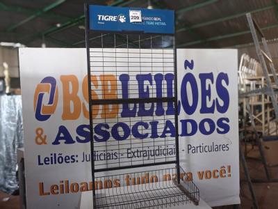 LOTE 209 - 01 EXPOSITOR DE FERRO. (NO ESTADO) ATENÇÃO! FAZER A VISITAÇÃO ANTES DE ARREMATAR, NÃO SABEMOS SE FUNCIONA. LEILÃO NÃO TEM GARANTIA E NEM DEVOLUÇÃO, SUJEITO A POSSÍVEIS AVARIAS VISÍVEIS/OCULTAS E/OU AUSÊNCIA DE COMPONENTES.