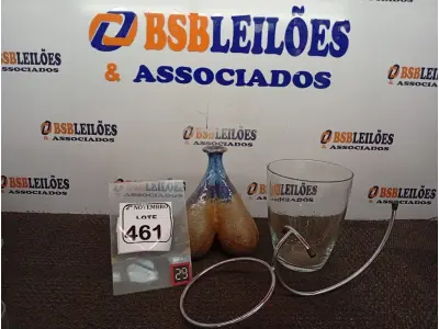 LOTE 461 - 01 SUPORTE EM INOX, 01 BALDE DE VIDRO, 01 ESCULTURA CERÂMICA TRIPÉ CERAMISTAS SVENAGE JARDINEIRO E 01 GARRAFINHA DE SAQUE COM 02 COPOS FUNDO GUEISHA SATSUMA. (NO ESTADO) ATENÇÃO! FAZER A VISITAÇÃO ANTES DE ARREMATAR, NÃO SABEMOS SE FUNCIONA. LEILÃO NÃO TEM GARANTIA E NEM DEVOLUÇÃO, SUJEITO A POSSÍVEIS AVARIAS VISÍVEIS/OCULTAS E/OU AUSÊNCIA DE COMPONENTES.