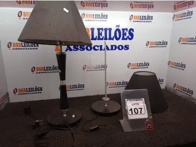 LOTE 107 - 02 ABAJURES INCOMPLETOS. (NO ESTADO) ATENÇÃO! FAZER A VISITAÇÃO ANTES DE ARREMATAR, NÃO SABEMOS SE FUNCIONA. LEILÃO NÃO TEM GARANTIA E NEM DEVOLUÇÃO, SUJEITO A POSSÍVEIS AVARIAS VISÍVEIS/OCULTAS E/OU AUSÊNCIA DE COMPONENTES.
