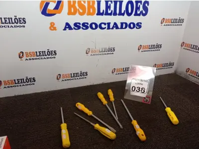 LOTE 038 - 06 CHAVES PHILIPS TAMANHOS DIVERSOS E 01 CHAVE DE FENDA. (NO ESTADO) ATENÇÃO! FAZER A VISITAÇÃO ANTES DE ARREMATAR, NÃO SABEMOS SE FUNCIONA. LEILÃO NÃO TEM GARANTIA E NEM DEVOLUÇÃO, SUJEITO A POSSÍVEIS AVARIAS VISÍVEIS/OCULTAS E/OU AUSÊNCIA DE COMPONENTES.