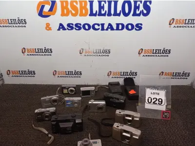 LOTE 029 - 07 CÂMERAS DIGITAIS E 04 CÂMERAS ANALÓGICA MARCAS E MODELOS DIVERSOS. (NO ESTADO) ATENÇÃO! FAZER A VISITAÇÃO ANTES DE ARREMATAR, NÃO SABEMOS SE FUNCIONA. LEILÃO NÃO TEM GARANTIA E NEM DEVOLUÇÃO, SUJEITO A POSSÍVEIS AVARIAS VISÍVEIS/OCULTAS E/OU AUSÊNCIA DE COMPONENTES.