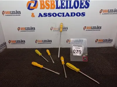 LOTE 070 - 06 CHAVES PHILIPS E 02 CHAVES FENDAS TAMANHOS DIVERSOS. (NO ESTADO) ATENÇÃO! FAZER A VISITAÇÃO ANTES DE ARREMATAR, NÃO SABEMOS SE FUNCIONA. LEILÃO NÃO TEM GARANTIA E NEM DEVOLUÇÃO, SUJEITO A POSSÍVEIS AVARIAS VISÍVEIS/OCULTAS E/OU AUSÊNCIA DE COMPONENTES.