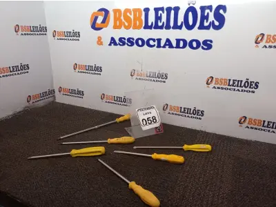 LOTE 058 - 05 CHAVES PHILIPS TAMANHOS DIVERSOS E 01 CHAVE DE FENDA. (NO ESTADO) ATENÇÃO! FAZER A VISITAÇÃO ANTES DE ARREMATAR, NÃO SABEMOS SE FUNCIONA. LEILÃO NÃO TEM GARANTIA E NEM DEVOLUÇÃO, SUJEITO A POSSÍVEIS AVARIAS VISÍVEIS/OCULTAS E/OU AUSÊNCIA DE COMPONENTES.