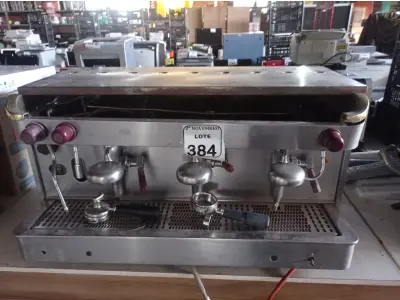 LOTE 384 - 01 MÁQUINA DE CAFÉ INDUSTRIAL EM INOX. (NO ESTADO) ATENÇÃO! FAZER A VISITAÇÃO ANTES DE ARREMATAR, NÃO SABEMOS SE FUNCIONA. LEILÃO NÃO TEM GARANTIA E NEM DEVOLUÇÃO, SUJEITO A POSSÍVEIS AVARIAS VISÍVEIS/OCULTAS E/OU AUSÊNCIA DE COMPONENTES.