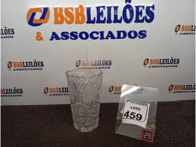 LOTE 459 - 01 VASO DE CRISTAL BOHEMIA. (NO ESTADO) ATENÇÃO! FAZER A VISITAÇÃO ANTES DE ARREMATAR, NÃO SABEMOS SE FUNCIONA. LEILÃO NÃO TEM GARANTIA E NEM DEVOLUÇÃO, SUJEITO A POSSÍVEIS AVARIAS VISÍVEIS/OCULTAS E/OU AUSÊNCIA DE COMPONENTES.