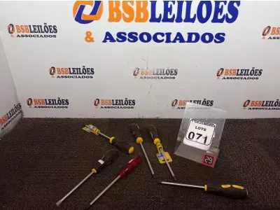 LOTE 071 - 06 CHAVES PHILIPS TAMANHOS DIVERSOS. (NO ESTADO) ATENÇÃO! FAZER A VISITAÇÃO ANTES DE ARREMATAR, NÃO SABEMOS SE FUNCIONA. LEILÃO NÃO TEM GARANTIA E NEM DEVOLUÇÃO, SUJEITO A POSSÍVEIS AVARIAS VISÍVEIS/OCULTAS E/OU AUSÊNCIA DE COMPONENTES.