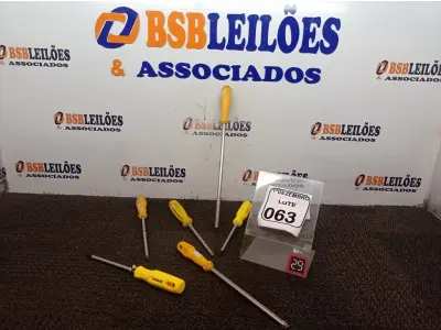 LOTE 063 - 06 CHAVES PHILIPS TAMANHOS DIVERSOS. (NO ESTADO) ATENÇÃO! FAZER A VISITAÇÃO ANTES DE ARREMATAR, NÃO SABEMOS SE FUNCIONA. LEILÃO NÃO TEM GARANTIA E NEM DEVOLUÇÃO, SUJEITO A POSSÍVEIS AVARIAS VISÍVEIS/OCULTAS E/OU AUSÊNCIA DE COMPONENTES.