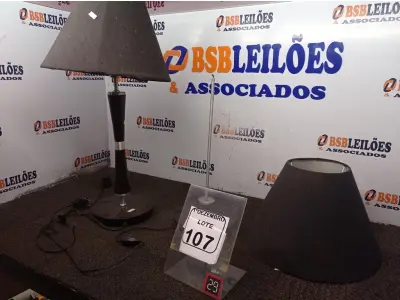 LOTE 107 - 02 ABAJURES INCOMPLETOS. (NO ESTADO) ATENÇÃO! FAZER A VISITAÇÃO ANTES DE ARREMATAR, NÃO SABEMOS SE FUNCIONA. LEILÃO NÃO TEM GARANTIA E NEM DEVOLUÇÃO, SUJEITO A POSSÍVEIS AVARIAS VISÍVEIS/OCULTAS E/OU AUSÊNCIA DE COMPONENTES.