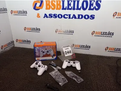 LOTE 044 - 01 CONTROLADOR DE JOGOS GAMESTIC MARCA INOVA. (NO ESTADO) ATENÇÃO! FAZER A VISITAÇÃO ANTES DE ARREMATAR, NÃO SABEMOS SE FUNCIONA. LEILÃO NÃO TEM GARANTIA E NEM DEVOLUÇÃO, SUJEITO A POSSÍVEIS AVARIAS VISÍVEIS/OCULTAS E/OU AUSÊNCIA DE COMPONENTES.