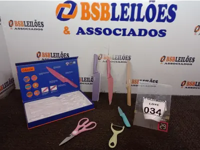 LOTE 034 - 01 KIT DE FACAS DE COZINHA C/. (NO ESTADO) ATENÇÃO! FAZER A VISITAÇÃO ANTES DE ARREMATAR, NÃO SABEMOS SE FUNCIONA. LEILÃO NÃO TEM GARANTIA E NEM DEVOLUÇÃO, SUJEITO A POSSÍVEIS AVARIAS VISÍVEIS/OCULTAS E/OU AUSÊNCIA DE COMPONENTES.
