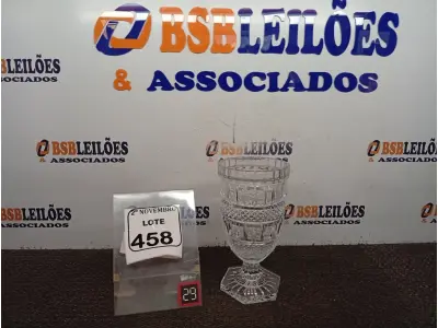 LOTE 458 - 01 VASO DE CRISTAL C/PÉ. (NO ESTADO) ATENÇÃO! FAZER A VISITAÇÃO ANTES DE ARREMATAR, NÃO SABEMOS SE FUNCIONA. LEILÃO NÃO TEM GARANTIA E NEM DEVOLUÇÃO, SUJEITO A POSSÍVEIS AVARIAS VISÍVEIS/OCULTAS E/OU AUSÊNCIA DE COMPONENTES.