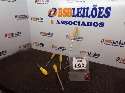 LOTE 063 - 06 CHAVES PHILIPS TAMANHOS DIVERSOS. (NO ESTADO) ATENÇÃO! FAZER A VISITAÇÃO ANTES DE ARREMATAR, NÃO SABEMOS SE FUNCIONA. LEILÃO NÃO TEM GARANTIA E NEM DEVOLUÇÃO, SUJEITO A POSSÍVEIS AVARIAS VISÍVEIS/OCULTAS E/OU AUSÊNCIA DE COMPONENTES.