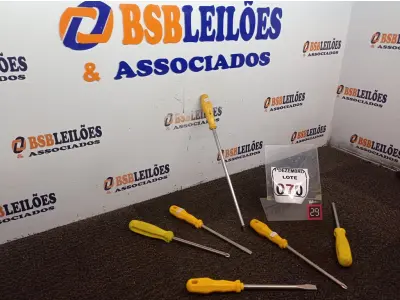 LOTE 070 - 06 CHAVES PHILIPS E 02 CHAVES FENDAS TAMANHOS DIVERSOS. (NO ESTADO) ATENÇÃO! FAZER A VISITAÇÃO ANTES DE ARREMATAR, NÃO SABEMOS SE FUNCIONA. LEILÃO NÃO TEM GARANTIA E NEM DEVOLUÇÃO, SUJEITO A POSSÍVEIS AVARIAS VISÍVEIS/OCULTAS E/OU AUSÊNCIA DE COMPONENTES.