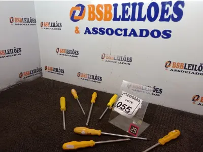 LOTE 055 - 07 CHAVES PHILIPS TAMANHOS DIVERSOS. (NO ESTADO) ATENÇÃO! FAZER A VISITAÇÃO ANTES DE ARREMATAR, NÃO SABEMOS SE FUNCIONA. LEILÃO NÃO TEM GARANTIA E NEM DEVOLUÇÃO, SUJEITO A POSSÍVEIS AVARIAS VISÍVEIS/OCULTAS E/OU AUSÊNCIA DE COMPONENTES.