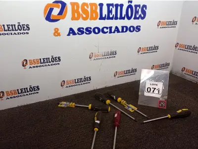 LOTE 071 - 06 CHAVES PHILIPS TAMANHOS DIVERSOS. (NO ESTADO) ATENÇÃO! FAZER A VISITAÇÃO ANTES DE ARREMATAR, NÃO SABEMOS SE FUNCIONA. LEILÃO NÃO TEM GARANTIA E NEM DEVOLUÇÃO, SUJEITO A POSSÍVEIS AVARIAS VISÍVEIS/OCULTAS E/OU AUSÊNCIA DE COMPONENTES.