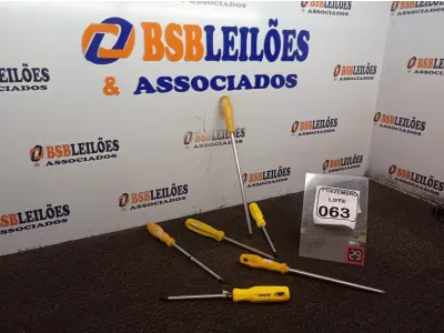 LOTE 063 - 06 CHAVES PHILIPS TAMANHOS DIVERSOS. (NO ESTADO) ATENÇÃO! FAZER A VISITAÇÃO ANTES DE ARREMATAR, NÃO SABEMOS SE FUNCIONA. LEILÃO NÃO TEM GARANTIA E NEM DEVOLUÇÃO, SUJEITO A POSSÍVEIS AVARIAS VISÍVEIS/OCULTAS E/OU AUSÊNCIA DE COMPONENTES.