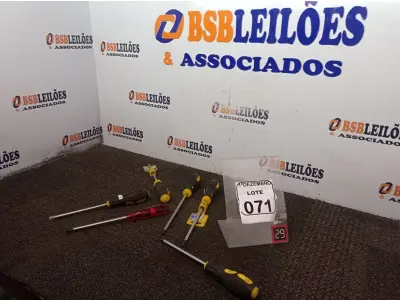 LOTE 071 - 06 CHAVES PHILIPS TAMANHOS DIVERSOS. (NO ESTADO) ATENÇÃO! FAZER A VISITAÇÃO ANTES DE ARREMATAR, NÃO SABEMOS SE FUNCIONA. LEILÃO NÃO TEM GARANTIA E NEM DEVOLUÇÃO, SUJEITO A POSSÍVEIS AVARIAS VISÍVEIS/OCULTAS E/OU AUSÊNCIA DE COMPONENTES.