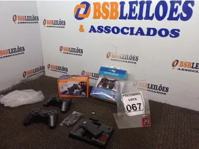 LOTE 067 - 02 CONTROLES DE VÍDEO GAME MARCA INOVA S/FIO. (NO ESTADO) ATENÇÃO! FAZER A VISITAÇÃO ANTES DE ARREMATAR, NÃO SABEMOS SE FUNCIONA. LEILÃO NÃO TEM GARANTIA E NEM DEVOLUÇÃO, SUJEITO A POSSÍVEIS AVARIAS VISÍVEIS/OCULTAS E/OU AUSÊNCIA DE COMPONENTES.