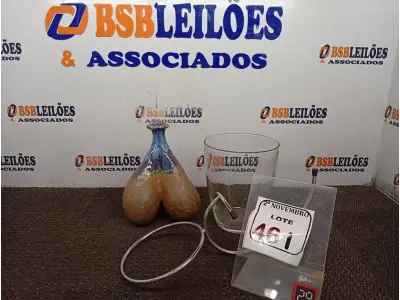 LOTE 461 - 01 SUPORTE EM INOX, 01 BALDE DE VIDRO, 01 ESCULTURA CERÂMICA TRIPÉ CERAMISTAS SVENAGE JARDINEIRO E 01 GARRAFINHA DE SAQUE COM 02 COPOS FUNDO GUEISHA SATSUMA. (NO ESTADO) ATENÇÃO! FAZER A VISITAÇÃO ANTES DE ARREMATAR, NÃO SABEMOS SE FUNCIONA. LEILÃO NÃO TEM GARANTIA E NEM DEVOLUÇÃO, SUJEITO A POSSÍVEIS AVARIAS VISÍVEIS/OCULTAS E/OU AUSÊNCIA DE COMPONENTES.