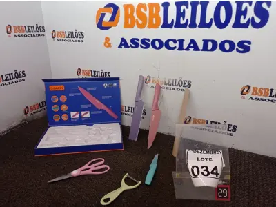 LOTE 034 - 01 KIT DE FACAS DE COZINHA C/. (NO ESTADO) ATENÇÃO! FAZER A VISITAÇÃO ANTES DE ARREMATAR, NÃO SABEMOS SE FUNCIONA. LEILÃO NÃO TEM GARANTIA E NEM DEVOLUÇÃO, SUJEITO A POSSÍVEIS AVARIAS VISÍVEIS/OCULTAS E/OU AUSÊNCIA DE COMPONENTES.