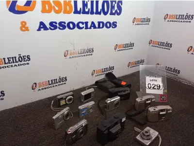 LOTE 029 - 07 CÂMERAS DIGITAIS E 04 CÂMERAS ANALÓGICA MARCAS E MODELOS DIVERSOS. (NO ESTADO) ATENÇÃO! FAZER A VISITAÇÃO ANTES DE ARREMATAR, NÃO SABEMOS SE FUNCIONA. LEILÃO NÃO TEM GARANTIA E NEM DEVOLUÇÃO, SUJEITO A POSSÍVEIS AVARIAS VISÍVEIS/OCULTAS E/OU AUSÊNCIA DE COMPONENTES.
