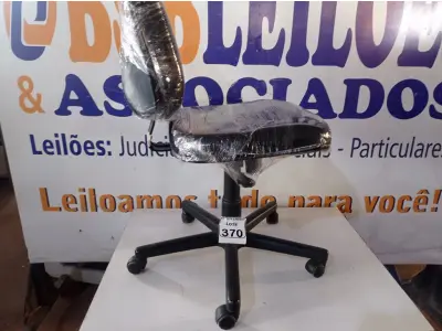 LOTE 370 - 01 CADEIRA GIRATÓRIA NA COR PRETA. (NO ESTADO) ATENÇÃO! FAZER A VISITAÇÃO ANTES DE ARREMATAR, NÃO SABEMOS SE FUNCIONA. LEILÃO NÃO TEM GARANTIA E NEM DEVOLUÇÃO, SUJEITO A POSSÍVEIS AVARIAS VISÍVEIS/OCULTAS E/OU AUSÊNCIA DE COMPONENTES.