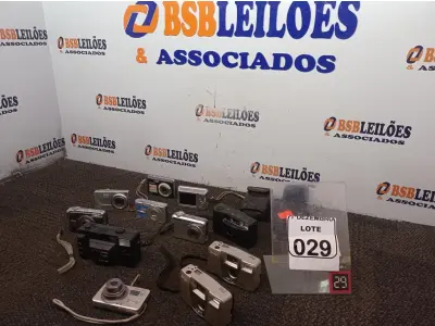LOTE 029 - 07 CÂMERAS DIGITAIS E 04 CÂMERAS ANALÓGICA MARCAS E MODELOS DIVERSOS. (NO ESTADO) ATENÇÃO! FAZER A VISITAÇÃO ANTES DE ARREMATAR, NÃO SABEMOS SE FUNCIONA. LEILÃO NÃO TEM GARANTIA E NEM DEVOLUÇÃO, SUJEITO A POSSÍVEIS AVARIAS VISÍVEIS/OCULTAS E/OU AUSÊNCIA DE COMPONENTES.