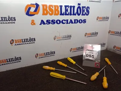 LOTE 055 - 07 CHAVES PHILIPS TAMANHOS DIVERSOS. (NO ESTADO) ATENÇÃO! FAZER A VISITAÇÃO ANTES DE ARREMATAR, NÃO SABEMOS SE FUNCIONA. LEILÃO NÃO TEM GARANTIA E NEM DEVOLUÇÃO, SUJEITO A POSSÍVEIS AVARIAS VISÍVEIS/OCULTAS E/OU AUSÊNCIA DE COMPONENTES.