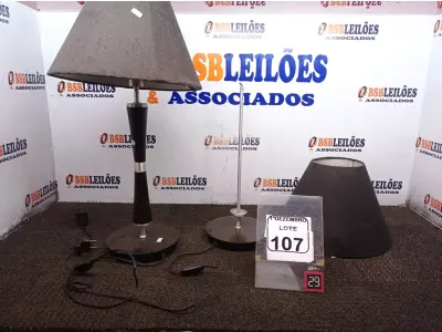 LOTE 107 - 02 ABAJURES INCOMPLETOS. (NO ESTADO) ATENÇÃO! FAZER A VISITAÇÃO ANTES DE ARREMATAR, NÃO SABEMOS SE FUNCIONA. LEILÃO NÃO TEM GARANTIA E NEM DEVOLUÇÃO, SUJEITO A POSSÍVEIS AVARIAS VISÍVEIS/OCULTAS E/OU AUSÊNCIA DE COMPONENTES.