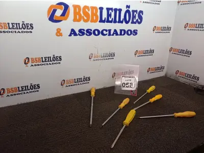LOTE 058 - 05 CHAVES PHILIPS TAMANHOS DIVERSOS E 01 CHAVE DE FENDA. (NO ESTADO) ATENÇÃO! FAZER A VISITAÇÃO ANTES DE ARREMATAR, NÃO SABEMOS SE FUNCIONA. LEILÃO NÃO TEM GARANTIA E NEM DEVOLUÇÃO, SUJEITO A POSSÍVEIS AVARIAS VISÍVEIS/OCULTAS E/OU AUSÊNCIA DE COMPONENTES.
