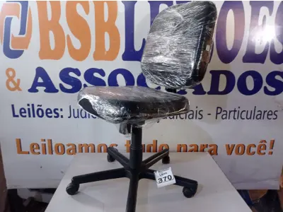 LOTE 370 - 01 CADEIRA GIRATÓRIA NA COR PRETA. (NO ESTADO) ATENÇÃO! FAZER A VISITAÇÃO ANTES DE ARREMATAR, NÃO SABEMOS SE FUNCIONA. LEILÃO NÃO TEM GARANTIA E NEM DEVOLUÇÃO, SUJEITO A POSSÍVEIS AVARIAS VISÍVEIS/OCULTAS E/OU AUSÊNCIA DE COMPONENTES.