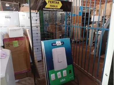 LOTE 434 - 01 EXPOSITOR DE FERRO E 02 QUADROS P/PROPAGANDA (NO ESTADO) ATENÇÃO! FAZER A VISITAÇÃO ANTES DE ARREMATAR, NÃO SABEMOS SE FUNCIONA. LEILÃO NÃO TEM GARANTIA E NEM DEVOLUÇÃO, SUJEITO A POSSÍVEIS AVARIAS VISÍVEIS/OCULTAS E/OU AUSÊNCIA DE COMPONENTES.