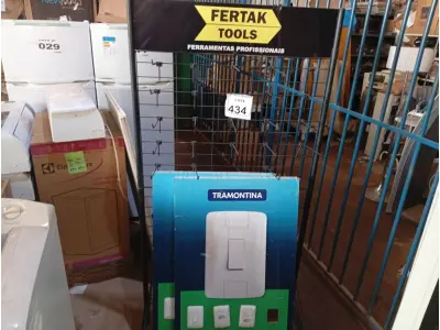 LOTE 434 - 01 EXPOSITOR DE FERRO E 02 QUADROS P/PROPAGANDA (NO ESTADO) ATENÇÃO! FAZER A VISITAÇÃO ANTES DE ARREMATAR, NÃO SABEMOS SE FUNCIONA. LEILÃO NÃO TEM GARANTIA E NEM DEVOLUÇÃO, SUJEITO A POSSÍVEIS AVARIAS VISÍVEIS/OCULTAS E/OU AUSÊNCIA DE COMPONENTES.