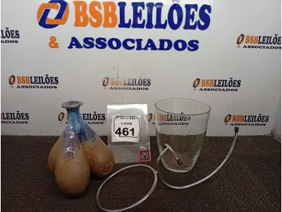 LOTE 461 - 01 SUPORTE EM INOX, 01 BALDE DE VIDRO, 01 ESCULTURA CERÂMICA TRIPÉ CERAMISTAS SVENAGE JARDINEIRO E 01 GARRAFINHA DE SAQUE COM 02 COPOS FUNDO GUEISHA SATSUMA. (NO ESTADO) ATENÇÃO! FAZER A VISITAÇÃO ANTES DE ARREMATAR, NÃO SABEMOS SE FUNCIONA. LEILÃO NÃO TEM GARANTIA E NEM DEVOLUÇÃO, SUJEITO A POSSÍVEIS AVARIAS VISÍVEIS/OCULTAS E/OU AUSÊNCIA DE COMPONENTES.