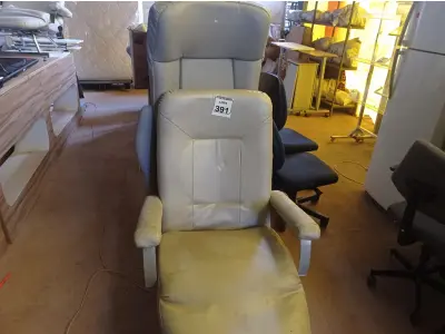 LOTE 391 - 02 POLTRONAS SENDO UMA INCOMPLETA. (NO ESTADO) ATENÇÃO! FAZER A VISITAÇÃO ANTES DE ARREMATAR, NÃO SABEMOS SE FUNCIONA. LEILÃO NÃO TEM GARANTIA E NEM DEVOLUÇÃO, SUJEITO A POSSÍVEIS AVARIAS VISÍVEIS/OCULTAS E/OU AUSÊNCIA DE COMPONENTES.