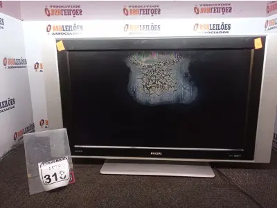 LOTE 313 - 01 TV MARCA PHILIPS 32” (NO ESTADO) ATENÇÃO! FAZER A VISITAÇÃO ANTES DE ARREMATAR, NÃO SABEMOS SE FUNCIONA. LEILÃO NÃO TEM GARANTIA E NEM DEVOLUÇÃO, SUJEITO A POSSÍVEIS AVARIAS VISÍVEIS/OCULTAS E/OU AUSÊNCIA DE COMPONENTES.