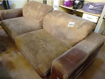 LOTE 343 - 01 SOFÁ RECLINÁVEL DE DOIS LUGARES CORINHO NA COR MARROM. (NO ESTADO) ATENÇÃO! FAZER A VISITAÇÃO ANTES DE ARREMATAR, NÃO SABEMOS SE FUNCIONA. LEILÃO NÃO TEM GARANTIA E NEM DEVOLUÇÃO, SUJEITO A POSSÍVEIS AVARIAS VISÍVEIS/OCULTAS E/OU AUSÊNCIA DE COMPONENTES.