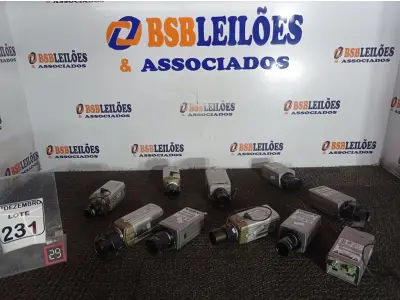 LOTE 231 - 10 CÂMERAS DE SEGURANÇA MARCAS E MODELOS DIVERSOS. (NO ESTADO) ATENÇÃO! FAZER A VISITAÇÃO ANTES DE ARREMATAR, NÃO SABEMOS SE FUNCIONA. LEILÃO NÃO TEM GARANTIA E NEM DEVOLUÇÃO, SUJEITO A POSSÍVEIS AVARIAS VISÍVEIS/OCULTAS E/OU AUSÊNCIA DE COMPONENTES.
