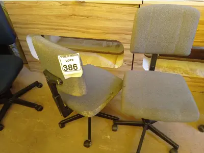 LOTE 386 - 02 CADEIRAS P/ESCRITÓRIO GIRATÓRIAS. (NO ESTADO) ATENÇÃO! FAZER A VISITAÇÃO ANTES DE ARREMATAR, NÃO SABEMOS SE FUNCIONA. LEILÃO NÃO TEM GARANTIA E NEM DEVOLUÇÃO, SUJEITO A POSSÍVEIS AVARIAS VISÍVEIS/OCULTAS E/OU AUSÊNCIA DE COMPONENTES.