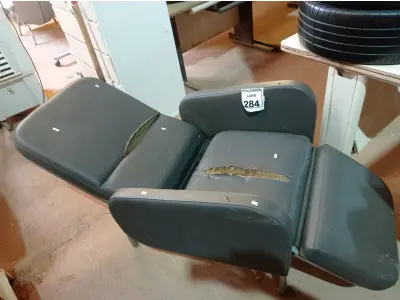 LOTE 284 - 01 CADEIRA DE DESCANSO. (NO ESTADO) ATENÇÃO! FAZER A VISITAÇÃO ANTES DE ARREMATAR, NÃO SABEMOS SE FUNCIONA. LEILÃO NÃO TEM GARANTIA E NEM DEVOLUÇÃO, SUJEITO A POSSÍVEIS AVARIAS VISÍVEIS/OCULTAS E/OU AUSÊNCIA DE COMPONENTES.