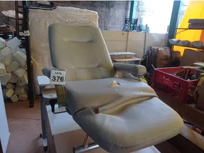 LOTE 376 - 01 POLTRONA. (NO ESTADO) ATENÇÃO! FAZER A VISITAÇÃO ANTES DE ARREMATAR, NÃO SABEMOS SE FUNCIONA. LEILÃO NÃO TEM GARANTIA E NEM DEVOLUÇÃO, SUJEITO A POSSÍVEIS AVARIAS VISÍVEIS/OCULTAS E/OU AUSÊNCIA DE COMPONENTES.